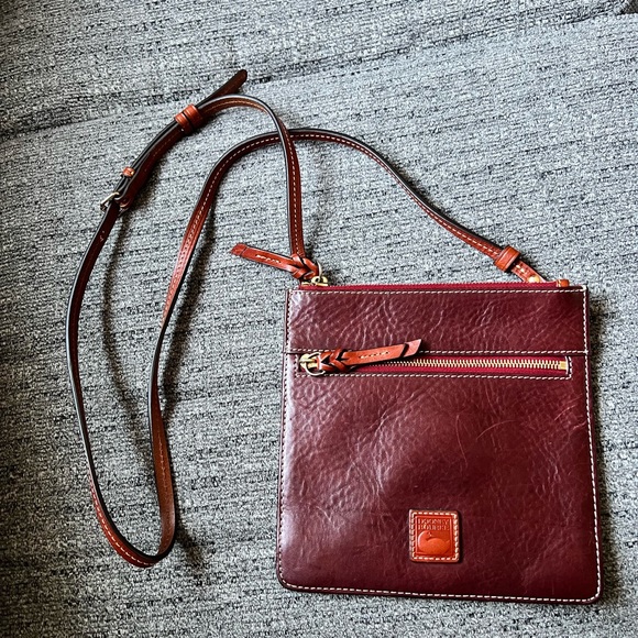 Dooney & Bourke messenger bag - Picture 1 of 5
